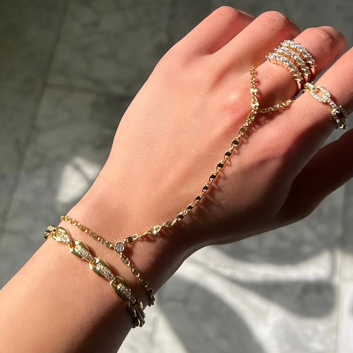 LINKS hand chain in gold